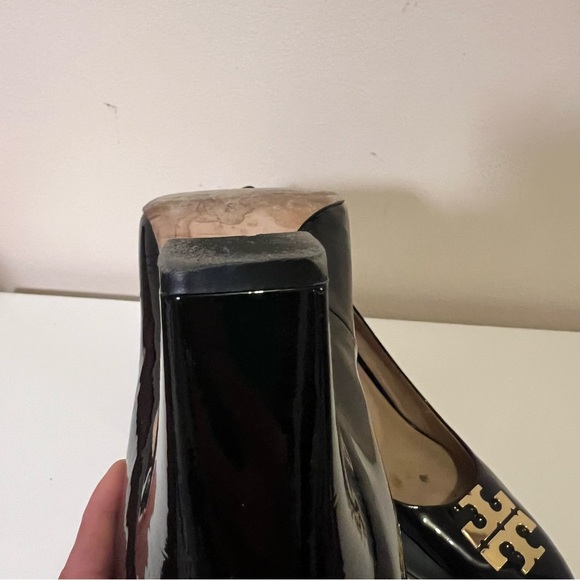 Luxury Minimalist Tory Burch Raleigh 70MM Patent Leather Pump/Shoe - Picture 9 of 9